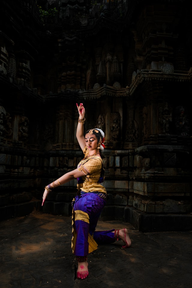 Garota dançando Bharatnatyam - Dança Popular na Índia