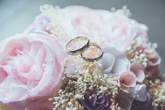 Photo of rings with flowers